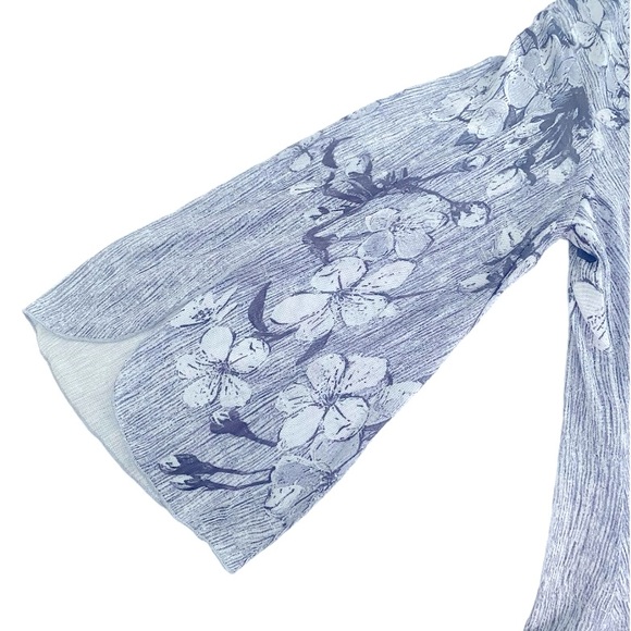 Beautiful flowy top with butterfly split sleeves. - Picture 3 of 6